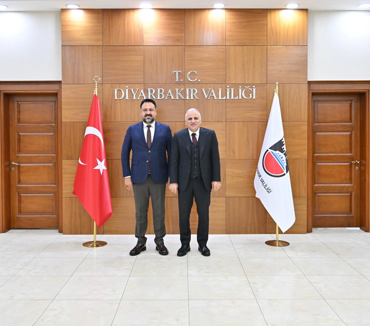 atillakaymaz's tweet photo. Diyarbakır Valimiz Sayın Murat ZORLUOĞLU’nu makamında ziyaret ederek kendileriyle bir araya gelmekten büyük memnuniyet duyduk. Sayın Valimizin zarafeti, samimiyeti ve misafirperverliği bizlerde müstesna bir memnuniyet bıraktı. Diyarbakır’ımızın bugününe ve yarınına dair son derece verimli, yapıcı ve kıymetli bir sohbet gerçekleştirdik. Sivil toplum çalışmaları başta olmak üzere, şehrimize dair pek çok konuda karşılıklı fikir alışverişinde bulunma imkânı bulduk. Sayın Valimizin Diyarbakır’ımıza yönelik gayreti, hizmet anlayışı ve ortaya koyduğu kıymetli çalışmalar dolayısıyla kendilerine teşekkür ediyor; nazik kabulleri ve içten ev sahiplikleri için şükranlarımı sunuyorum. @vali_zorluoglu @dbakirvalilik @TC_icisleri @RTErdogan @tcbestepe