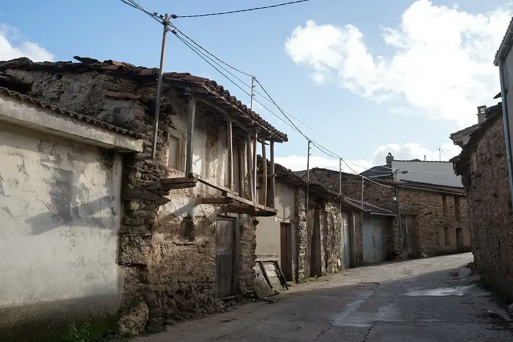 La Plataforma en Defensa de la Arquitectura Tradicional de Aliste denuncia las comisiones bancarias a asociaciones rurales
tuvozdigital.com/la-plataforma-…