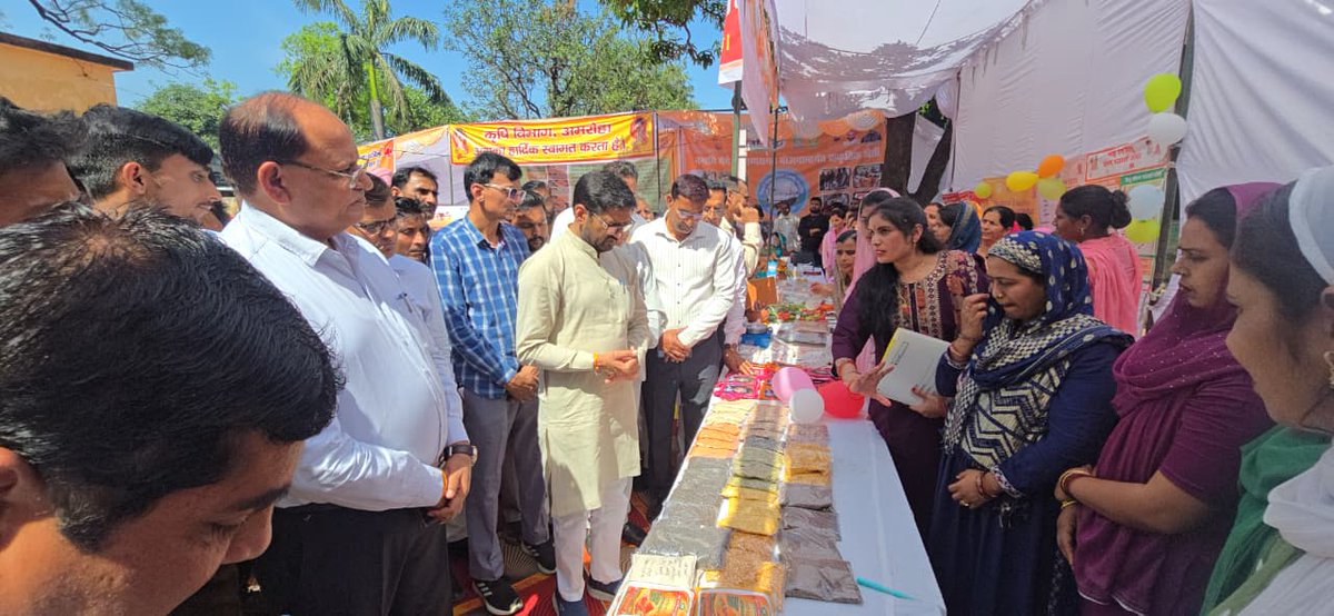 उत्तर प्रदेश सरकार के सफलतापूर्वक 9 वर्ष पूर्ण होने के अवसर पर धनौरा ब्लॉक में आयोजित कार्यक्रम का फीता काटकर शुभारंभ किया तथा विभिन्न विभागों द्वारा लगाए गए प्रदर्शनी एवं स्टालों का अवलोकन किया।