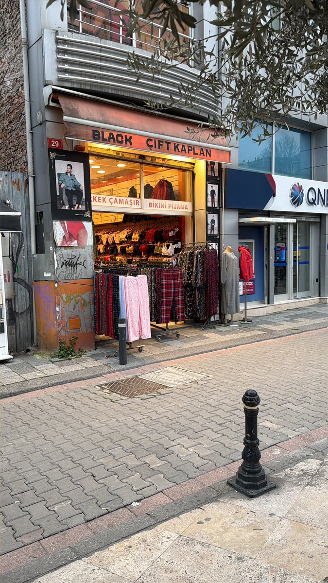 kamermilkar's tweet photo. Kaldırım işgal etme hakkı var mı? @kadikoybelediye @ibbzabita @IBBcozummerkezi kadıköy çarşıda gerekeni yapacak mısınız? https://t.co/8u2pWhMMDA