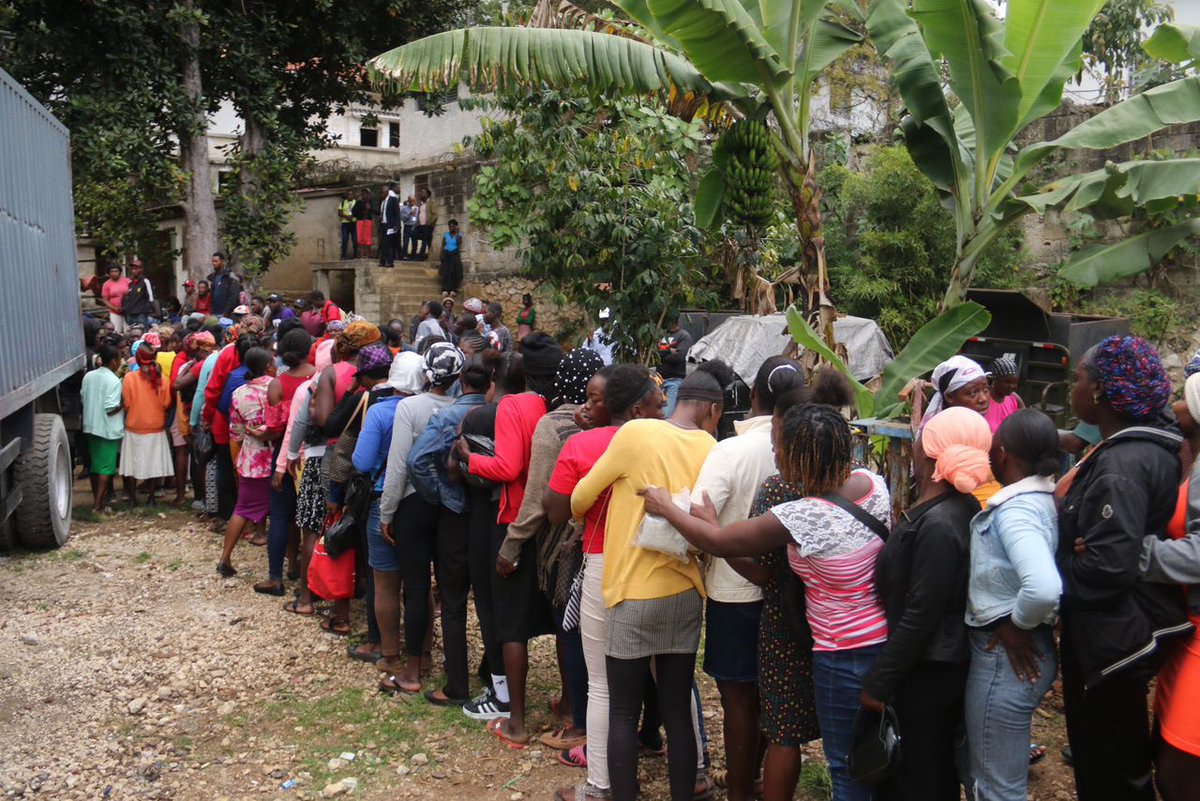 Revivez en images une distribution de #kits #alimentaires sans cuisson aux #PDI de #Kenscoff, suivie de la supervision des #restaurants #communautaires, ce mercredi 25 mars 2026, par le #FAES. Ce, après la dernière #attaque du 23 mars #dernier.
#Basen_Verite