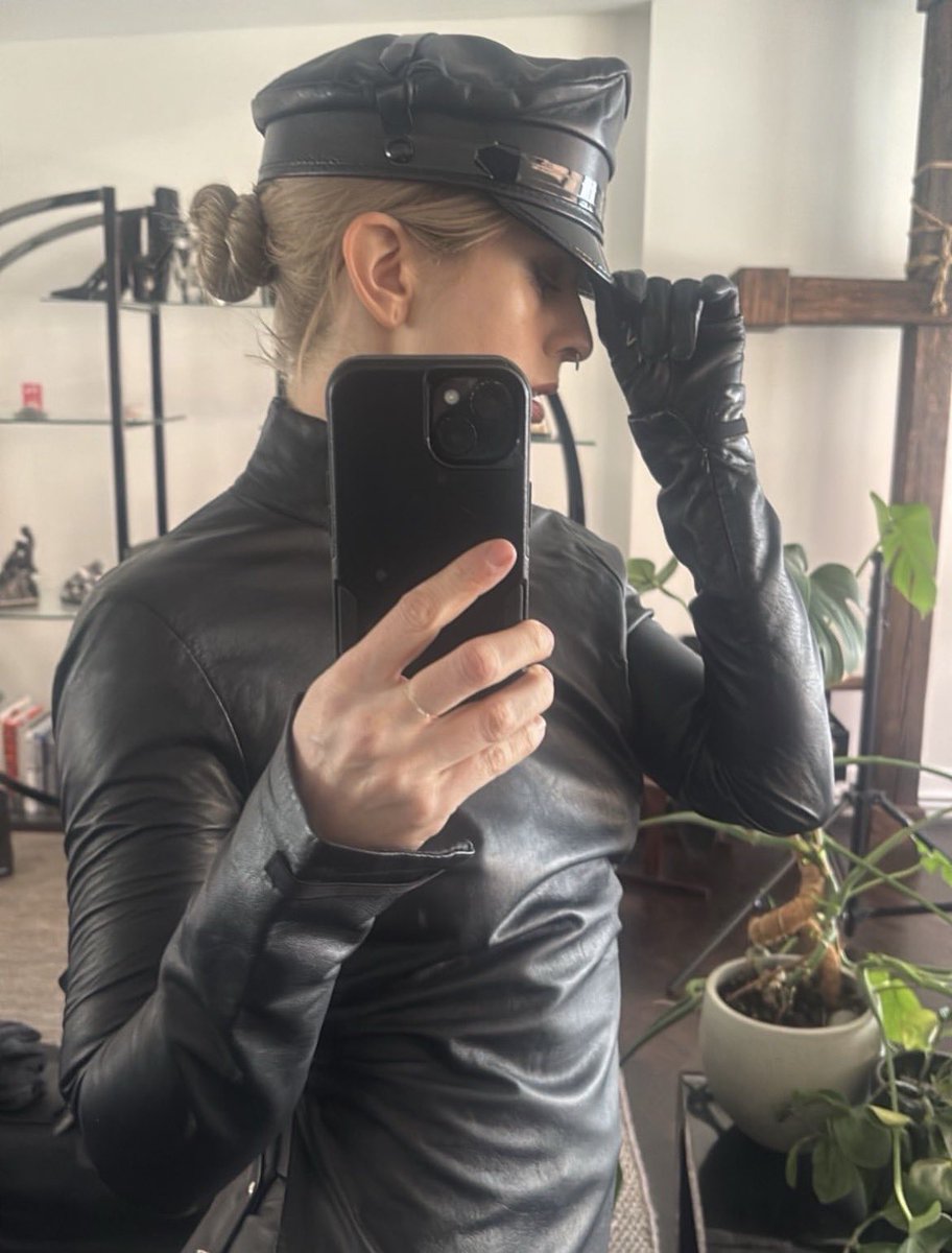 Herrin Isolde tweet media