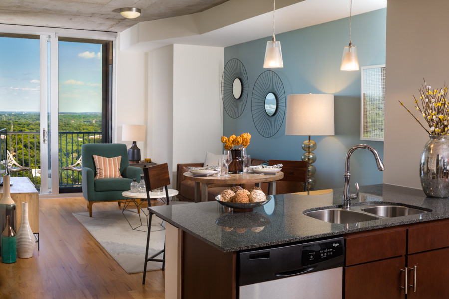 SkyHouseAustin's tweet photo. ✨ Ready for a little March magic? Tour SkyHouse Austin Apartments and step into living rooms filled with comfort and charm.
#ApartmentLiving #LuxuryApartments #ApartmentGoals https://t.co/w66ymrKC2X https://t.co/aAxk8AwSUS