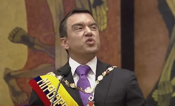 ¿"Nice"?
¿"Handsome"?
No, <a href="/DanielNoboaOk/">Daniel Noboa Azin</a>, eres:
COJUDO
MISERABLE y
FEO (con furia).