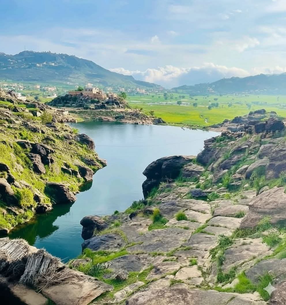 بين شموخ الجبال وخضرة الأرض، يتربع هذا السد بزرقة مياهه كواحد من أجمل المعالم الطبيعية في مديرية الرُجم... 
ليغسل الروح ويبهرالعين بجماله الساحر😍
. 
سد الرُجُم _ #المحويت 🇾🇪
Al-Rujum Dam_ #Al_Mahwit