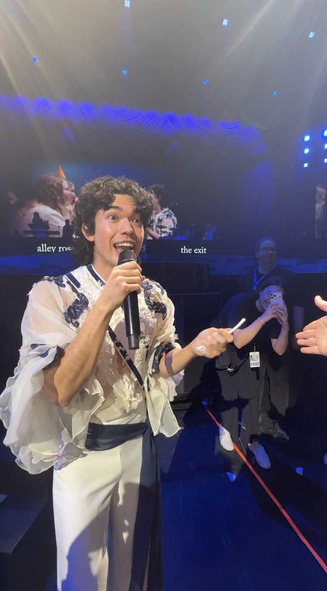 djonangray's tweet image. #takemeback