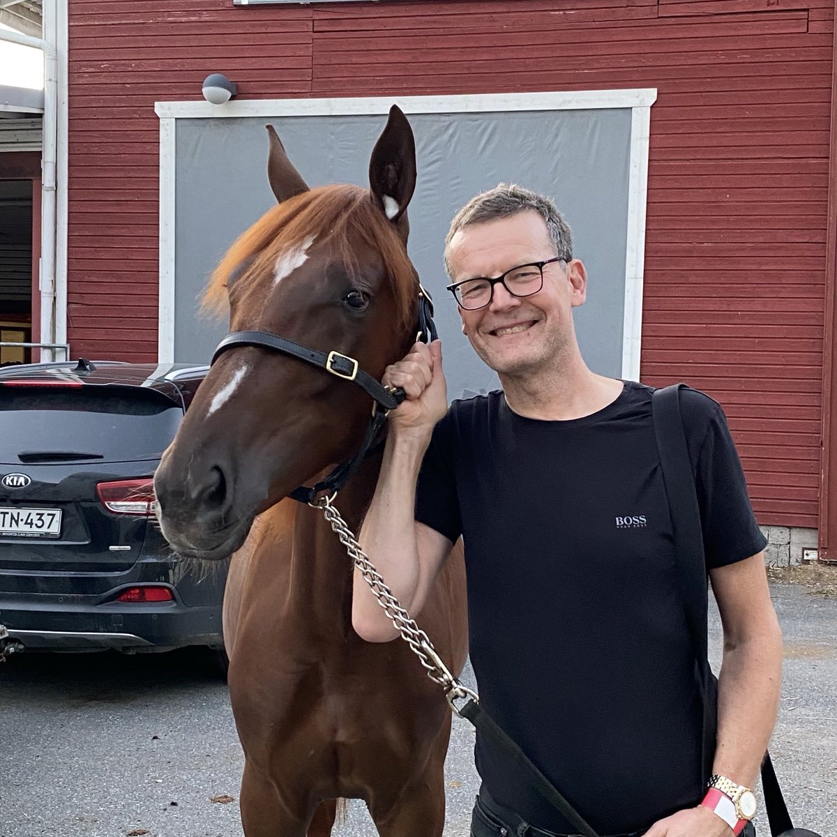 ESBC_Vuoksenmaa's tweet image. Puolitoista vuotta sitten elokuussa kukaan halunnut maksaa #MASbreeding kasvattajakimpalle järkevää hintaa hyvästä kasvatistamme #MAShotTie’stä. 

Varsan valmentaja Petra Koivulahti ostikin varsan ja teki siitä kimpan, johon ryntäsin mukaan ensimmäisenä. Ja tänään….

1/2 #ravit