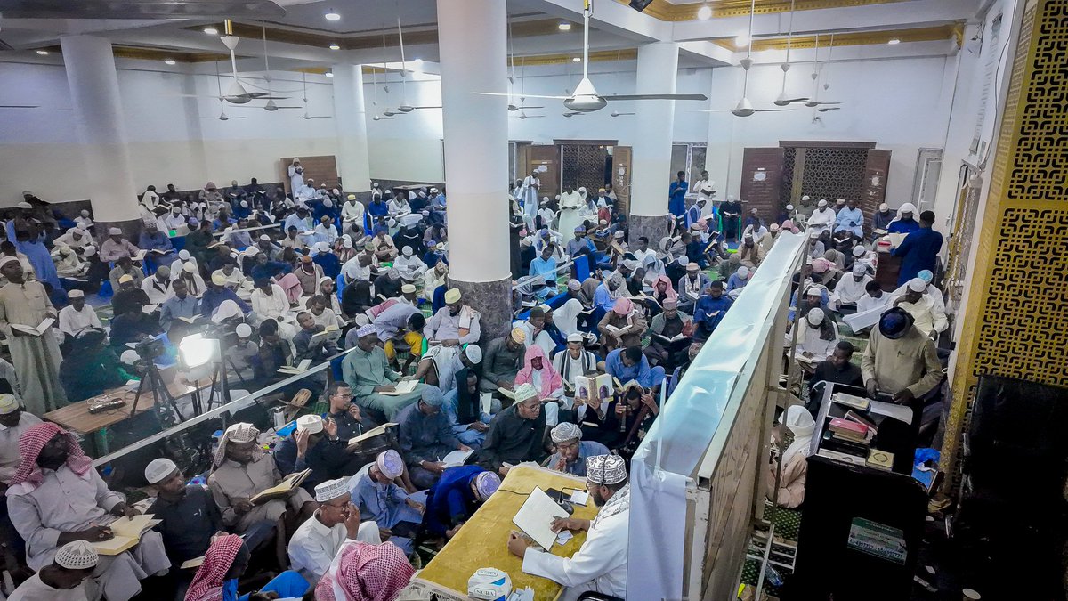#Burco
Magaaladda Burco oo maritigalisey boqolaal ardey oo ka qeyb galey fadhiga xadiiska Nebiga NNKH oo soconayey saddex maalmood. Alle ha barakeeyo Sh. Dr. Maxamed Sh. Cabdikariim Xoosh. Haddii ummadu ay baran laheyd xadiiska nebiga lama arkeen qof dadka iska aflagaadeynaya.