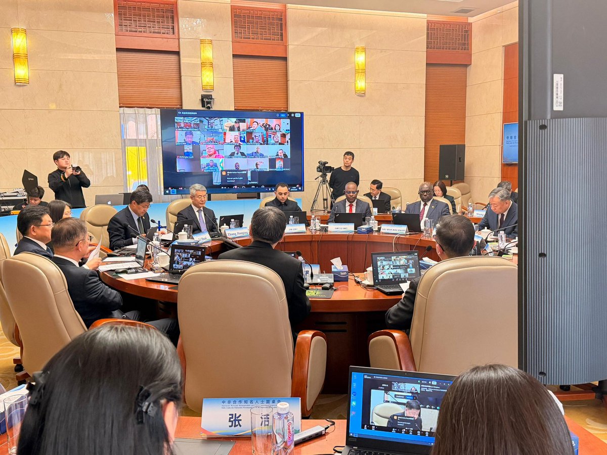 MinEmploiTraRDC's tweet image. #EMPLOI
#INFOS 25.03.2026
#CHINE

Coopération Chine–Afrique : la RDC plaide pour un partenariat axé sur l’emploi et la transformation locale

Le Ministre de l’Emploi et Travail, Ferdinand MASSAMBA WA MASSAMBA, a pris part, ce 25 mars 2026 à la Cité Interdite de Pékin, à la table