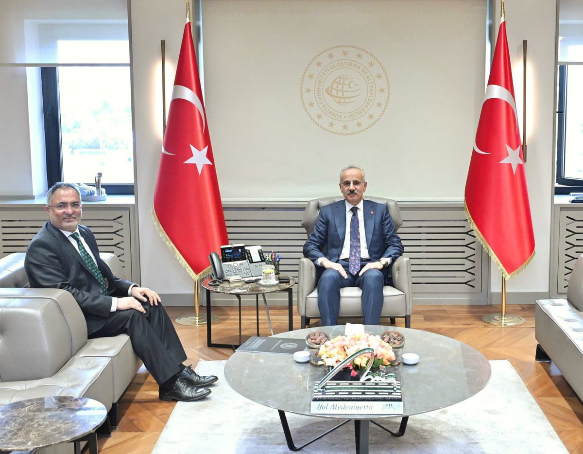 Ulaştırma ve Altyapı Bakanımız Sn. Abdülkadir URALOĞLU’nu [a_uraloglu] ziyaret ettik. Kendileriyle Esenboğa Havalimanı Metro Projesi başta olmak üzere Üniversitesimiz <a href="/ybuankara/">Ankara Yıldırım Beyazıt Üniversitesi</a> ile <a href="/UABakanligi/">T.C. Ulaştırma ve Altyapı Bakanlığı</a> arasında hayata geçirilebilecek projeler üzerine istişarede bulunduk.