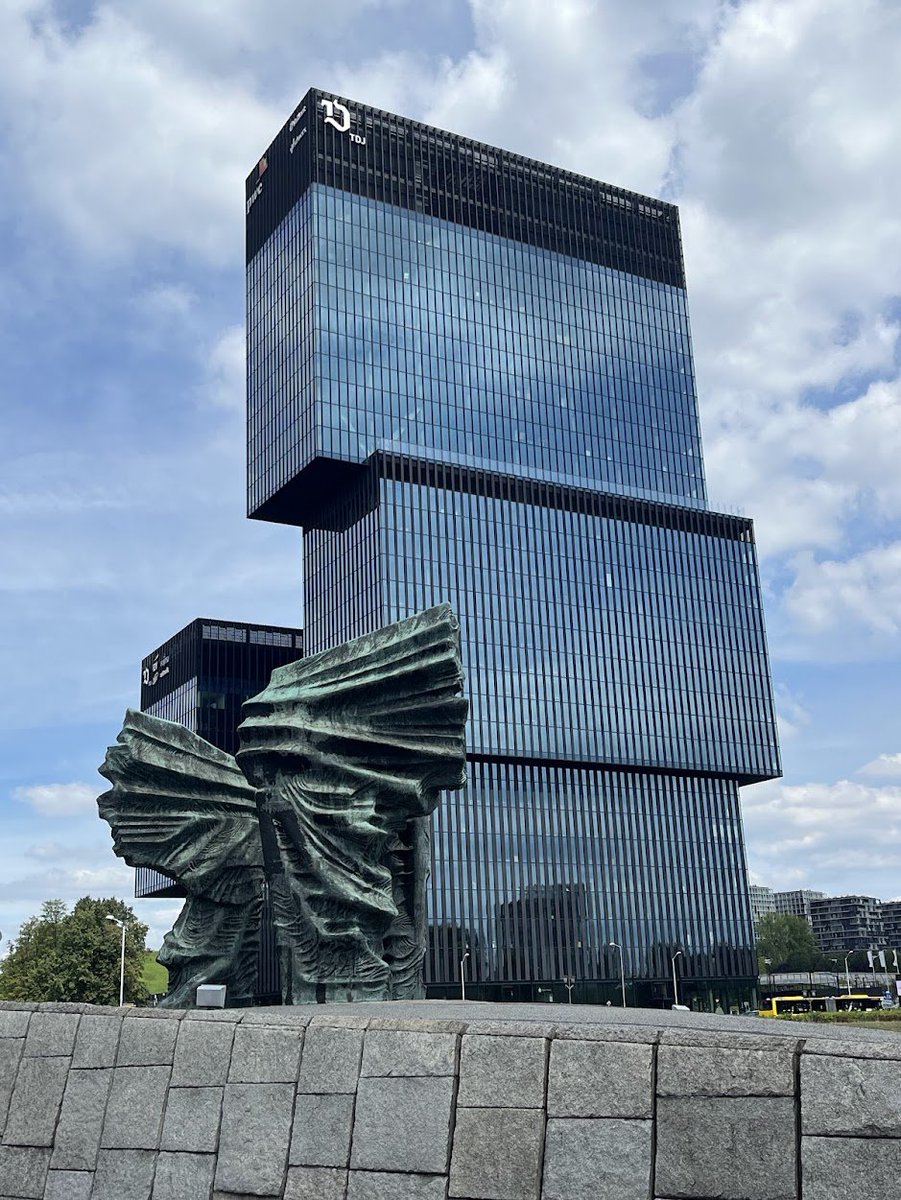 lingosia's tweet image. Old and new, big and small. A monument to the Silesian Insurgents and the new .KTW office complex in Katowice, Poland. @pmj_photos #PMJWeeklyChallenge #Scale