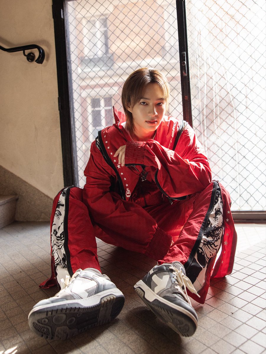 NuNewFanStation's tweet image. At Paris Fashion Week, NuNew Chawarin dominates the spotlight, standing tall as Off-White’s Top 1 EMV influencer this season. A moment of pride, power, and unstoppable influence. An iconic debut🔥✨

#OffWhiteFW26
#PFW2026

@OffWht #OffWhite
@CwrNew #NuNew