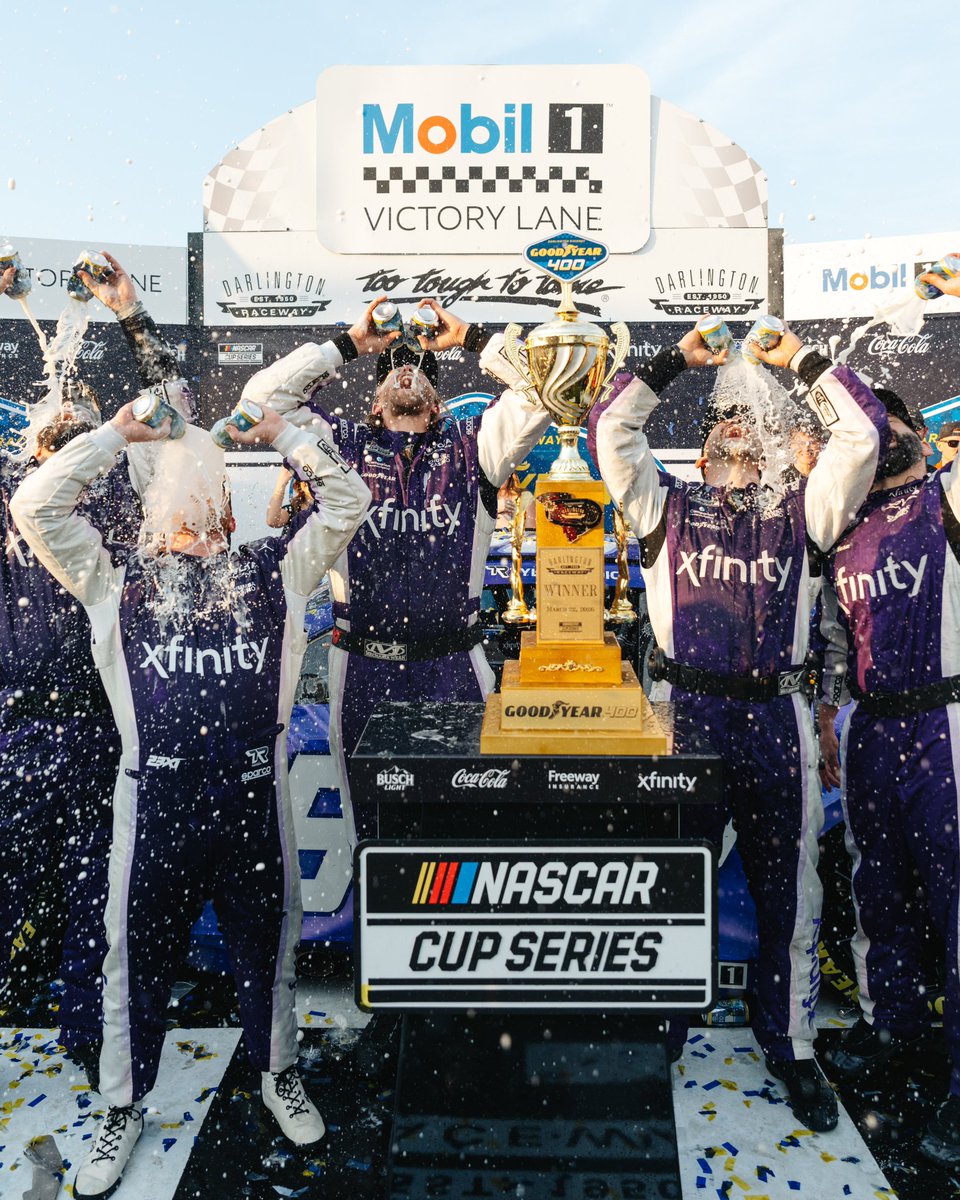 Racers1One's tweet photo. LA IMAGEN DEL FIN DE SEMANA 🍾🔥
#NASCAR | Tyler Reddick celebrando su cuarta victoria en la temporada junto a su equipo en Darlington. 🥂 https://t.co/ALh9UqcBcF