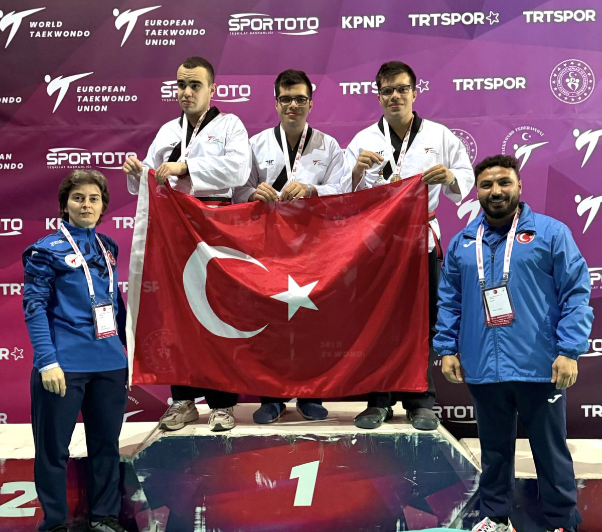 Uluslararası 13.Türkiye Açık G2 Taekwondo Turnuvası’nda, Para Poomsae kategorisinde ülkemizi Milli Takım adına temsil eden sporcularımız takım halinde Şampiyon olmuştur.
Bu büyük başarıya imza atan sporcularımız İbrahim Enes Arık, Enes Utku Koçak ve İsmail Eren Arık’ı kutluyoruz.