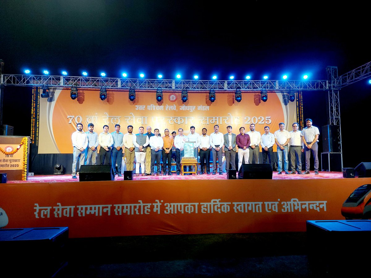 DRMJodhpurNWR's tweet photo. उत्तर पश्चिम रेलवे, जोधपुर मंडल द्वारा 70वें रेल सेवा पुरस्कार समारोह का भव्य आयोजन रेलवे स्टेडियम में किया गया। 
इस अवसर पर उत्कृष्ट कर्मचारियों को सम्मानित किया गया। 
#Jodhpur #IndianRailways 
@NWRailways https://t.co/iJePGlgSin