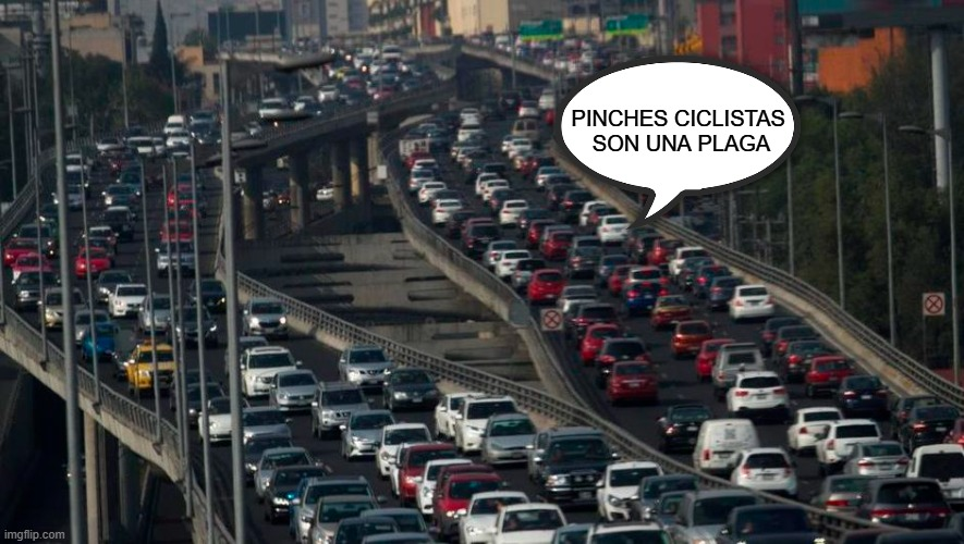 Y mientras nos ahogamos casi literalmente en ese mar de coches, aparentemente, la plaga somos las personas que usamos bicis.