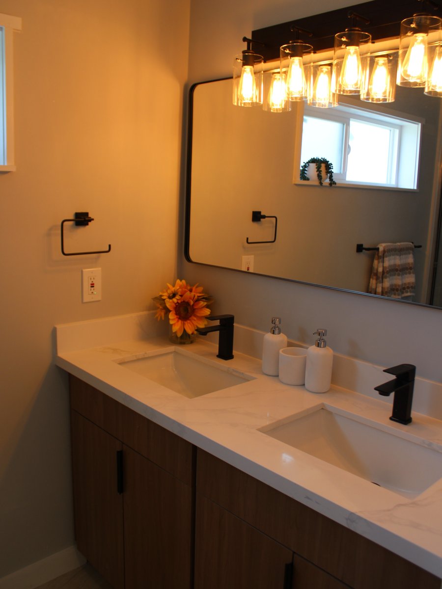 pietowntv's tweet image. Tonight on #HouseHunters 🌲
A young couple searches for a #FirstHome together in #Seattle. She knows exactly what she wants, and she's leveraging her dad as their agent to hopefully get her way - but her boyfriend has his own opinions.

10:30|9:30c on @HGTV 🌻