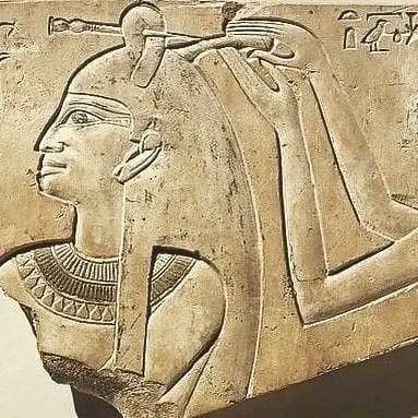 عايزين تعرفوا ايه المرسوم على الجدارية ؟
اللى على الجدارية جدتنا وكوافيرة تقوم بتصفيف شعرها بمكواة الشعر !
اه والله زى مابقول لكم اللى فى ايد الكوافيرة مكواة شعر وواضح جدٱ أن الكوافيرة تقوم بعمل تسريحة أو فورمة شعر لجدتنا وده واضح فى خصلة الشعر الملفوفة داخل مكواة الشعر 
احنا اول
