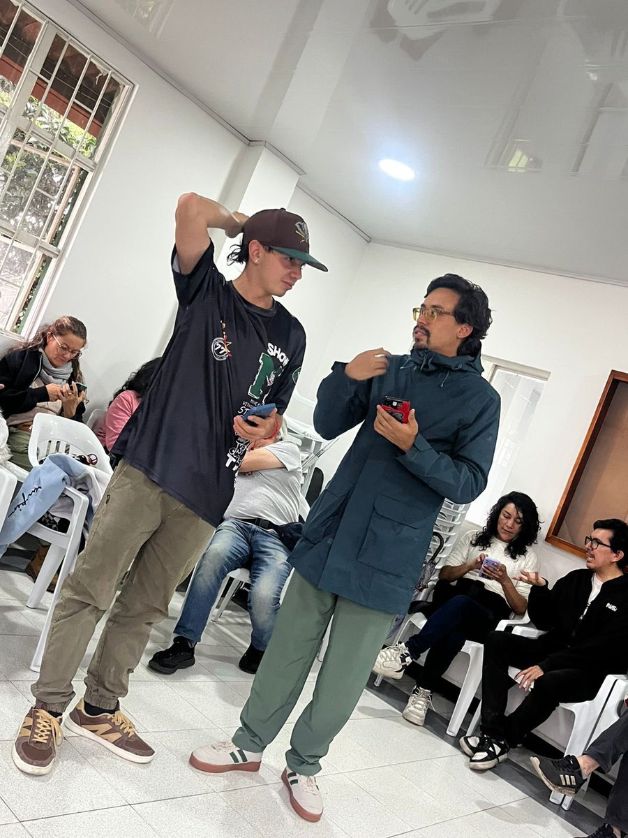 CulturaenBta's tweet photo. Hoy vivimos una jornada llena de creación, encuentro y territorio 💫

Se llevó a cabo el segundo Laboratorio de Oportunidades Barrios Vivos en el barrio Villas de Granada, en la localidad de Engativá, donde seguimos tejiendo comunidad a través de la cultura.

En este espacio construimos el segundo lienzo de nuestra metodología, logrando reconocer a las y los agentes culturales del territorio, sus prácticas artísticas y los procesos educativos que giran en torno al arte, la cultura y el patrimonio. Además, destacamos la identidad de agrupaciones con enfoques medioambientales, comprometidas con la protección del humedal de la localidad y con procesos pedagógicos que promueven la sostenibilidad y el cuidado del entorno 🌱

Este ejercicio cobró vida a través del canto, la música y diversas manifestaciones artísticas, que hicieron de este encuentro una experiencia sensible, colectiva y profundamente significativa.

Seguimos construyendo barrios vivos, donde el arte, la cultura y el cuidado del territorio son protagonistas 🎶✨