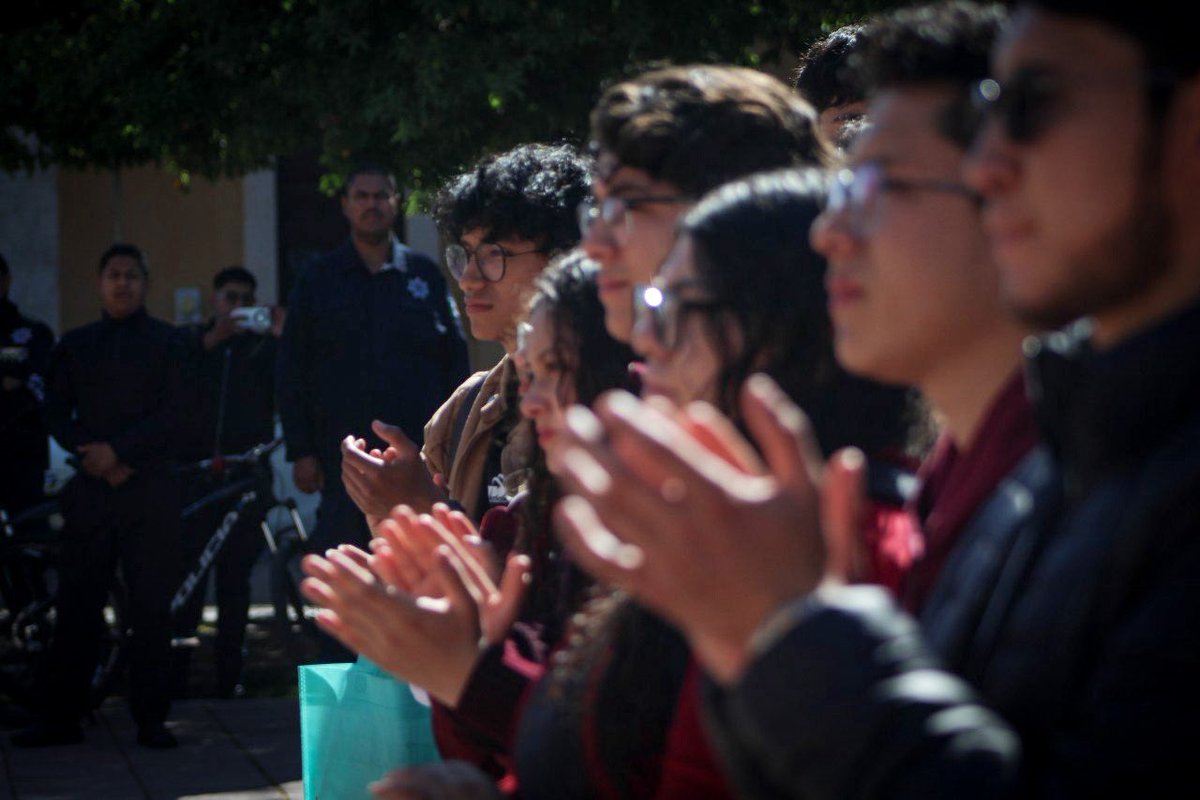 ¡La nueva fuerza está en marcha!

Cuando @alvarezmaynez habla de poner a la gente en el centro, lo decimos con hechos.

Bajo el liderazgo de @omarecasta , <a href="/reneprddgo/">Rene Galindo Bustamante</a> , <a href="/DraViridianaEs/">Doctora Viridiana Estrada🦷</a> y el gran equipo de @movciudadanomx, firmamos hoy un Acuerdo con la Sociedad Civil de Durango.