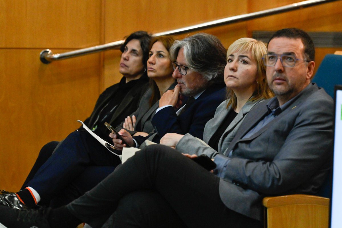 albertcastellsv's tweet photo. Avui hem inaugurat la 5a edició del congrés BIT, que enguany se centra en la bioeconomia forestal i agroalimentària.

Les ciutats mitjanes volem liderar la implantació de la bioeconomia, la innovació i la transformació del model productiu. I ho fem en àmbits com el forestal i l’agroalimentari, que formen part del dia a dia, del nostre entorn, de la nostra economia i també de la nostra identitat. @congresBIT @vic_turisme