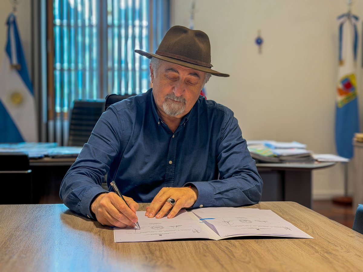 otharmach's tweet photo. Después de 20 años volvimos a licitar el servicio de transporte público en nuestra ciudad.

Acabo de firmar la adjudicación de la concesión a la empresa MR, que estará a cargo del servicio durante los próximos 10 años.

Este es un paso importante para seguir mejorando el transporte en Comodoro, con una mirada puesta en brindar un servicio de calidad para todos los vecinos.

Vamos a seguir trabajando y acompañando este proceso para que se traduzca en soluciones concretas para la gente.