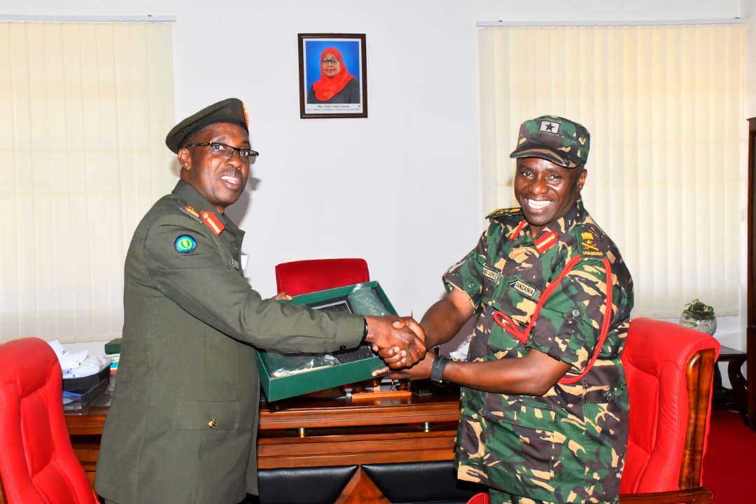 JKTonlinetz's tweet photo. UGENI
Mkuu wa JKT Meja Jenerali Rajabu Mabele leo Machi 25,2026 Ofisini kwake Makao Makuu ya JKT Chamwino Dodoma, amepokea ugeni wa Mkuu wa Chuo cha Ulinzi wa Amani Tanzania Brigedia Jenerali George Itang'are https://t.co/2IawGmQKz7
