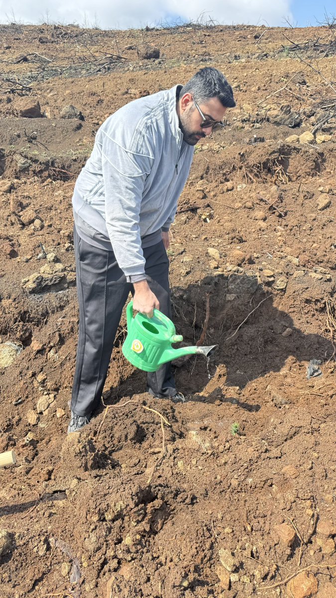 KCanbolat's tweet photo. Hatay’da @Atayarder @ifkoparan  ile yaptığımız ormanın dikimine başladık.
Hatay’da yanmış tepelerden birisi ağaçlandırılıyor.
Hatıra ormanının adı ne olsun ?
Aşağıya yorum olarak belirtelim lütfen
Ben Talat Paşa olsun diyorum https://t.co/BH99t3o4SP