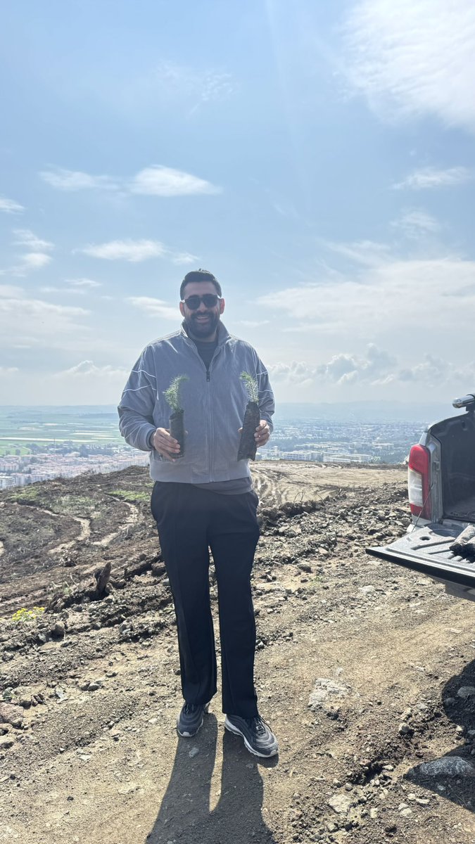 KCanbolat's tweet photo. Hatay’da @Atayarder @ifkoparan  ile yaptığımız ormanın dikimine başladık.
Hatay’da yanmış tepelerden birisi ağaçlandırılıyor.
Hatıra ormanının adı ne olsun ?
Aşağıya yorum olarak belirtelim lütfen
Ben Talat Paşa olsun diyorum https://t.co/BH99t3o4SP