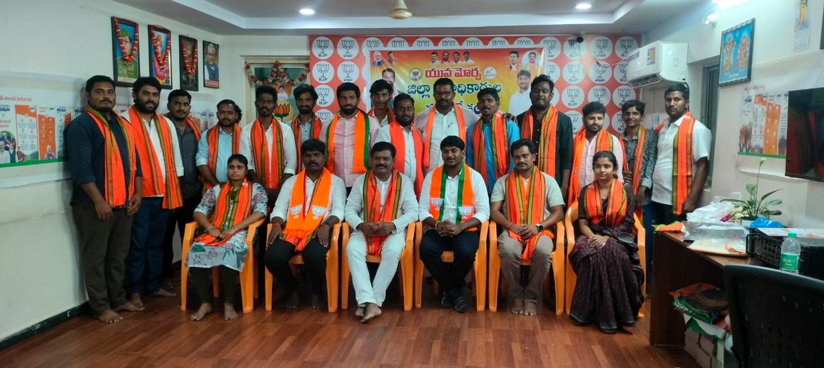 BJYM4Andhra's tweet photo. నంద్యాల యువమోర్చా జిల్లా అధ్యక్షులు వెంకటేష్ గారి అధ్యక్షతన జరిగిన జిల్లా పదాధికారుల సమావేశంలో పాల్గొన్న యువ మోర్చా రాష్ట్ర ప్రధాన కార్యదర్శి నాగోతు హరికృష్ణ గారు, రాయలసీమ  జోనల్ ఇంచార్జ్ సుబ్బరాజు గారు.. https://t.co/iZazfytKuU