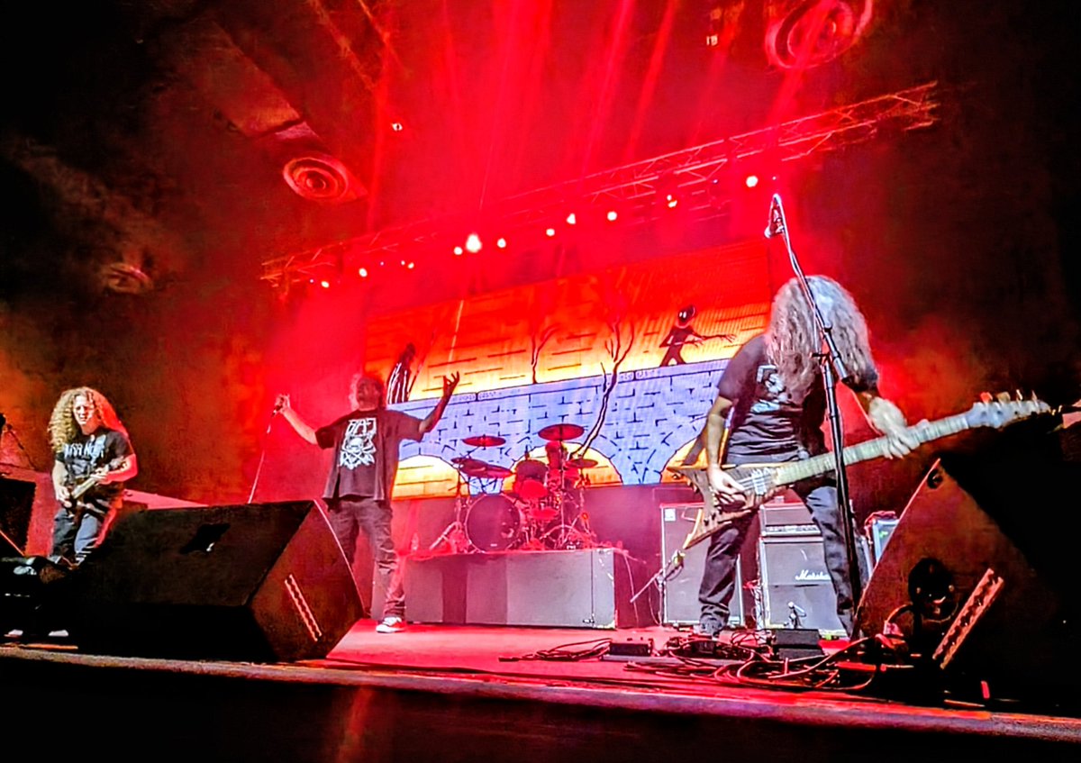 I saw #Voivod the other night. Man, what a show! 

They didn't play anything off the latest record but that's the only thing that's even close to a disappointment. 

I came around late to this band (2010?) but better late than never.

#Synchroanarchy

youtu.be/lvHjNcjMqvU?si…