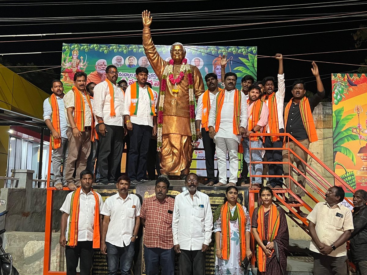 BJYM4Andhra's tweet photo. నంద్యాల యువమోర్చా జిల్లా అధ్యక్షులు వెంకటేష్ గారి అధ్యక్షతన జరిగిన జిల్లా పదాధికారుల సమావేశంలో పాల్గొన్న యువ మోర్చా రాష్ట్ర ప్రధాన కార్యదర్శి నాగోతు హరికృష్ణ గారు, రాయలసీమ  జోనల్ ఇంచార్జ్ సుబ్బరాజు గారు.. https://t.co/iZazfytKuU