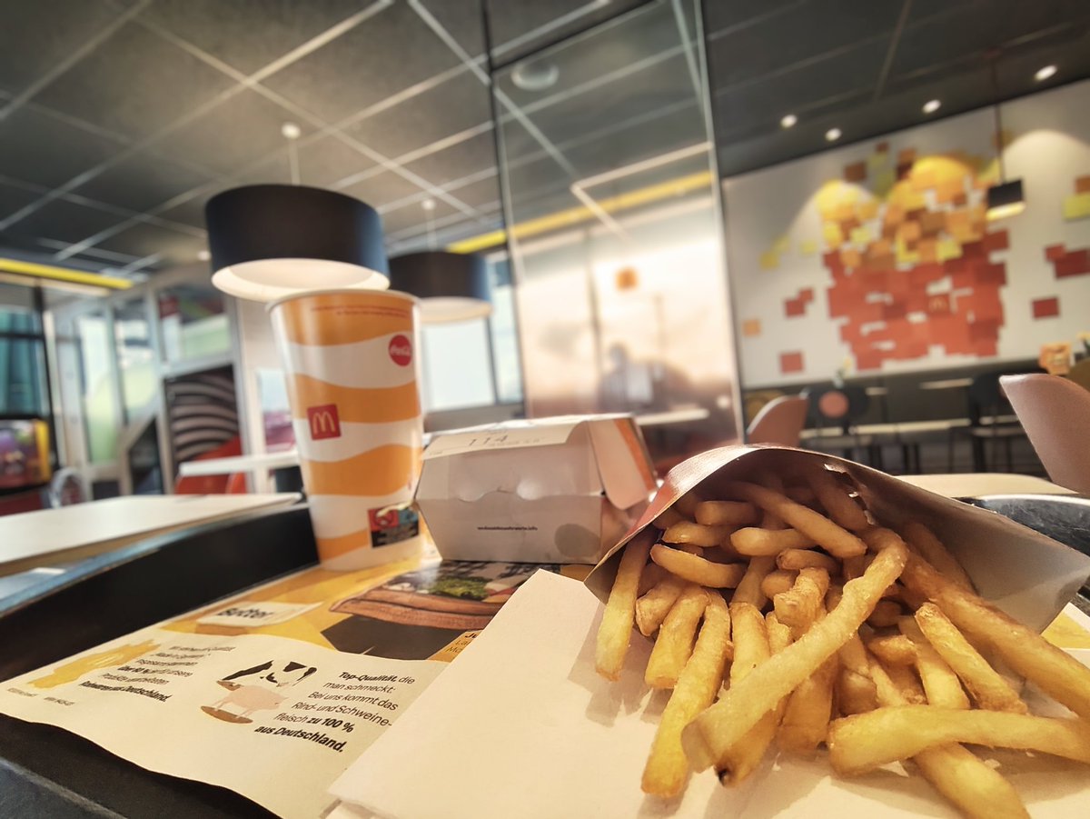 Плюнул на то, что я не ем сахар, жиры, мясо жирное, соусы, фри и т.д. Заехал в этот McDuck.

Единственный Мак в Германии, где бывал, где не хотелось рыгать от грязи и обслуживания. Даже фри на солфетку положили, а не рассыпали на грязный поднос. Сказал им.
maps.app.goo.gl/Xd332cuGUE88hv…