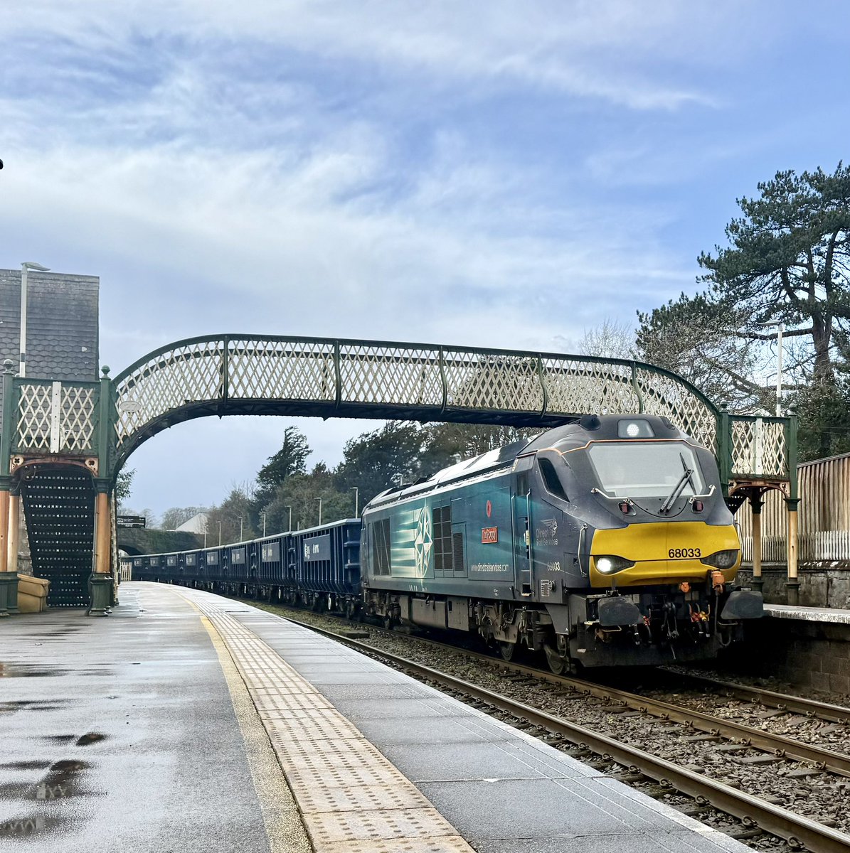 pdiddywoodcock's tweet photo. 68033 at Cark on todays 6Z16 Drigg - Shap #class68 https://t.co/TsOh1Kxk5V