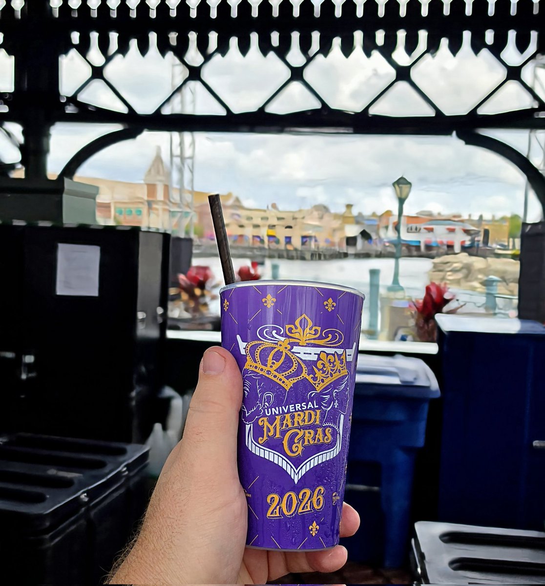 ShawnTucker623's tweet photo. Minnegan's Humpday cocktails by the water @UniversalORL
#PourJudgment #Cheers https://t.co/3PUzDXfeGc