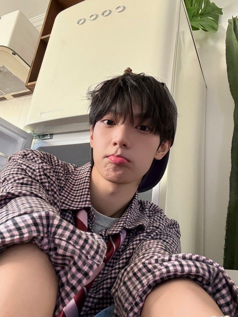 koongliyu's tweet photo. 나 립우 이렇게 입술먹는표정 넘 조아 . .♡♡
너무귀여워서귀욤수치멕스찍음 https://t.co/6qM27ylflh