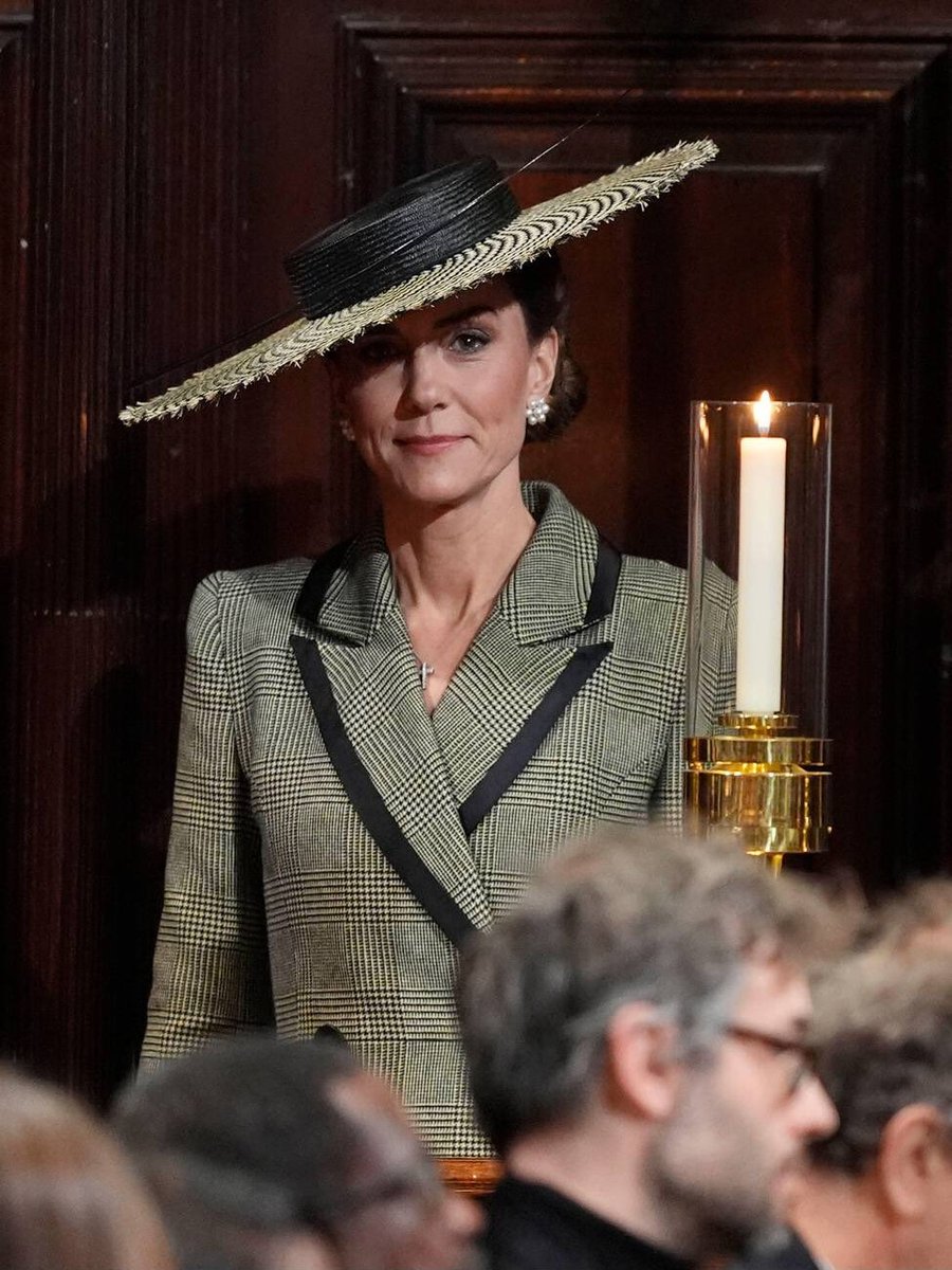 Irina_Regina1's tweet photo. Catherine, Princess of Wales.👑❤️✨

Pure perfection!❤️‍🔥

#PrincessCatherine #PrincessofWales https://t.co/POGXRSmhrG