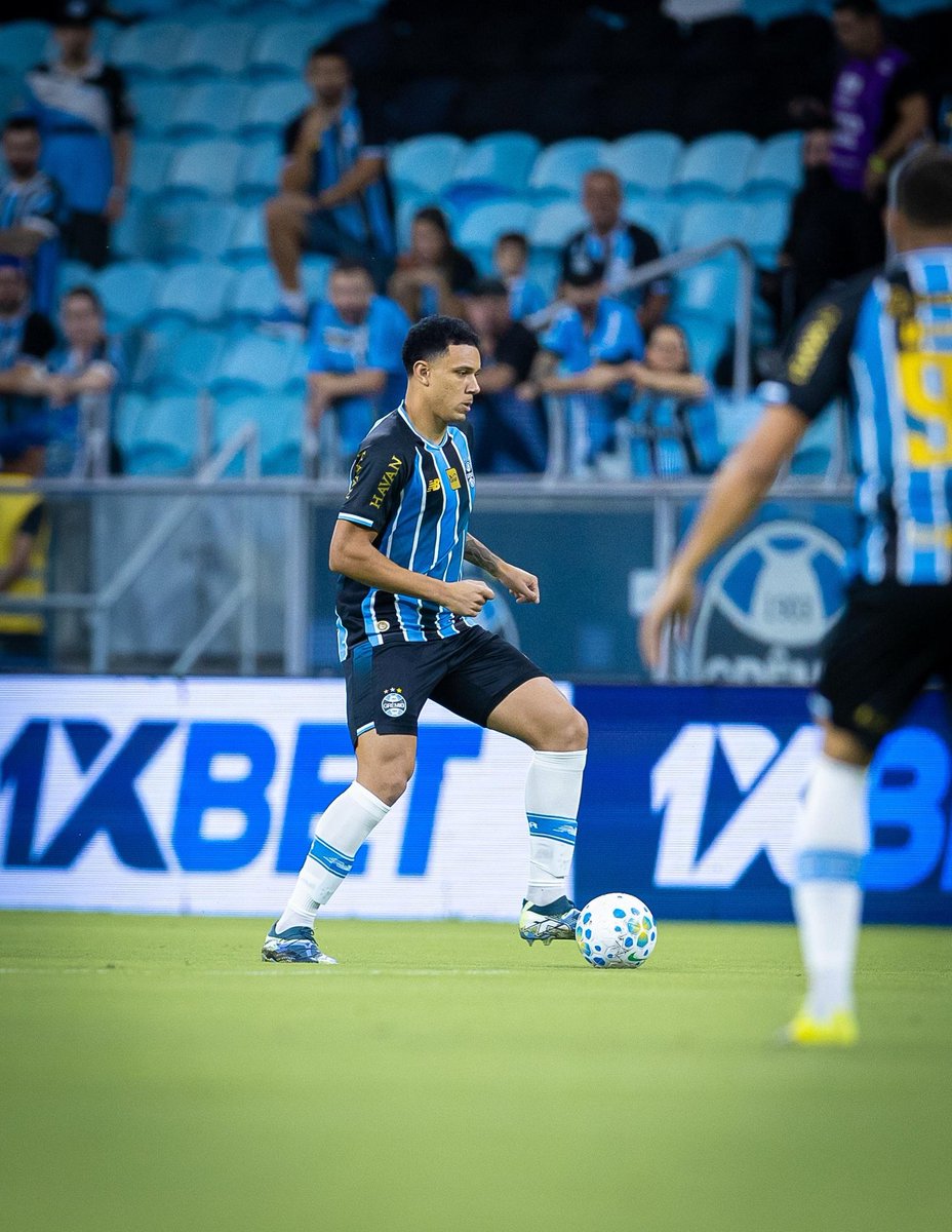 🚨 BASTIDORES DO MERCADO

O Newcastle realizou uma sondagem por Viery, jovem zagueiro do Grêmio. Além do clube inglês, outras duas equipes da Europa também monitoram o jogador — uma da Itália e outra da França.

💰 O Grêmio trabalha com a expectativa de vender o defensor por mais