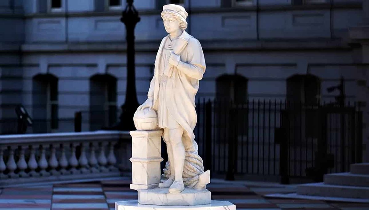 plexus_news's tweet photo. Columbus Statue White House: Trump restores explorer's monument adjacent to presidential complex. Original was destroyed in 2020 protests. Now under federal protection. 
🔗 https://t.co/q5APO5N5gL

#PlexusNews #ColumbusStatue #WhiteHouse https://t.co/F9shhz3Rzc