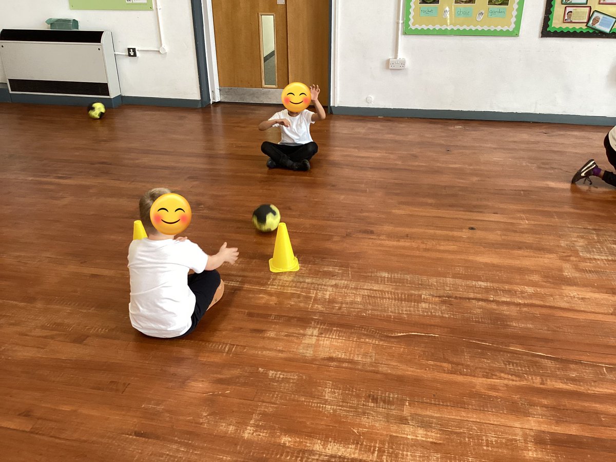 BentleyWestWS2's tweet photo. Reception were able to roll the ball and control the speed by using their hand. Very good reactions #BWPS #BWPE https://t.co/OOG3q7ZStJ