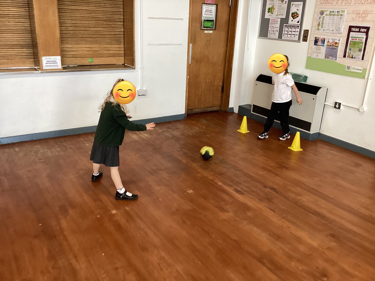 BentleyWestWS2's tweet photo. Reception were able to roll the ball and control the speed by using their hand. Very good reactions #BWPS #BWPE https://t.co/OOG3q7ZStJ