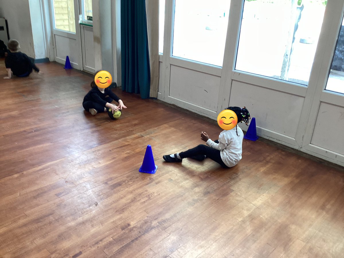 BentleyWestWS2's tweet photo. Reception were able to roll the ball and control the speed by using their hand. Very good reactions #BWPS #BWPE https://t.co/OOG3q7ZStJ