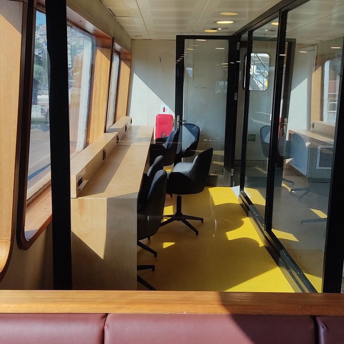 İBB’nin vapurlarda hayata geçirdiği çalışma alanlarını gördünüz mü?

Sessiz ortam (ses yalıtımlı), priz ve İBB Wi-Fi ile deniz manzarası eşliğinde çalışmak artık mümkün.