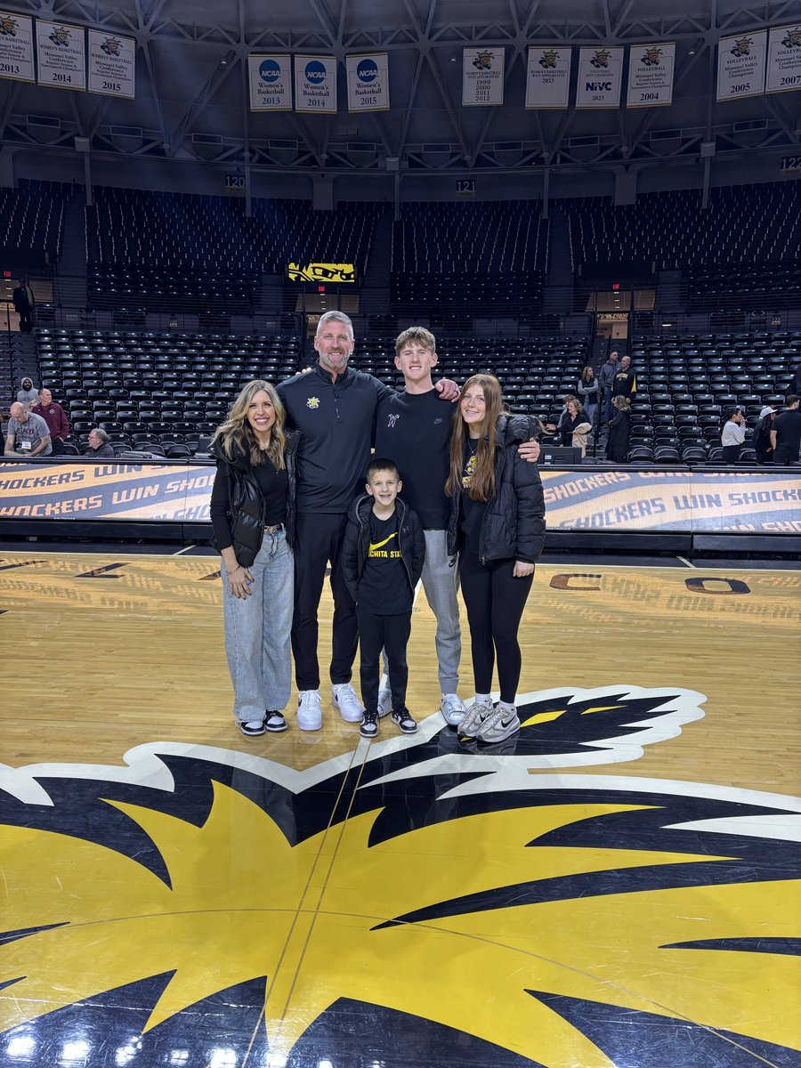 brandi_eilert's tweet photo. This season. These coaches and staff. These guys. These families. These fans.
What a season!!
Itβs been a minute since weβve had this much fun!
Itβs hard to see this one wrap up. So much to be hopeful about. So much to look forward to. #goshox https://t.co/JiKwteWQgk