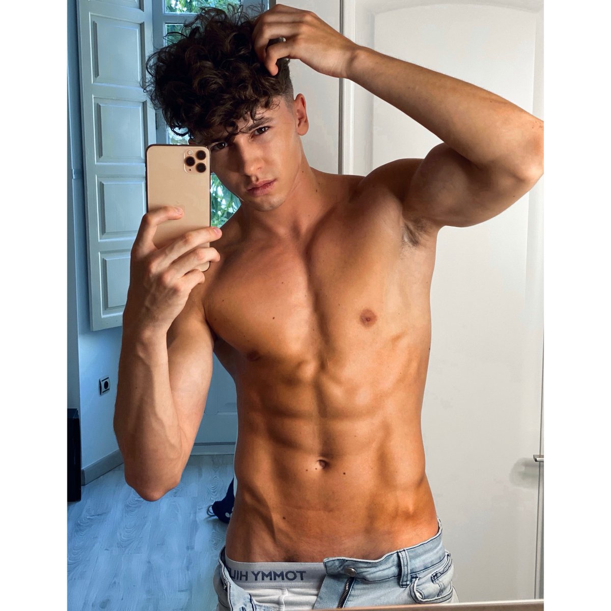 Maksim vip tweet media