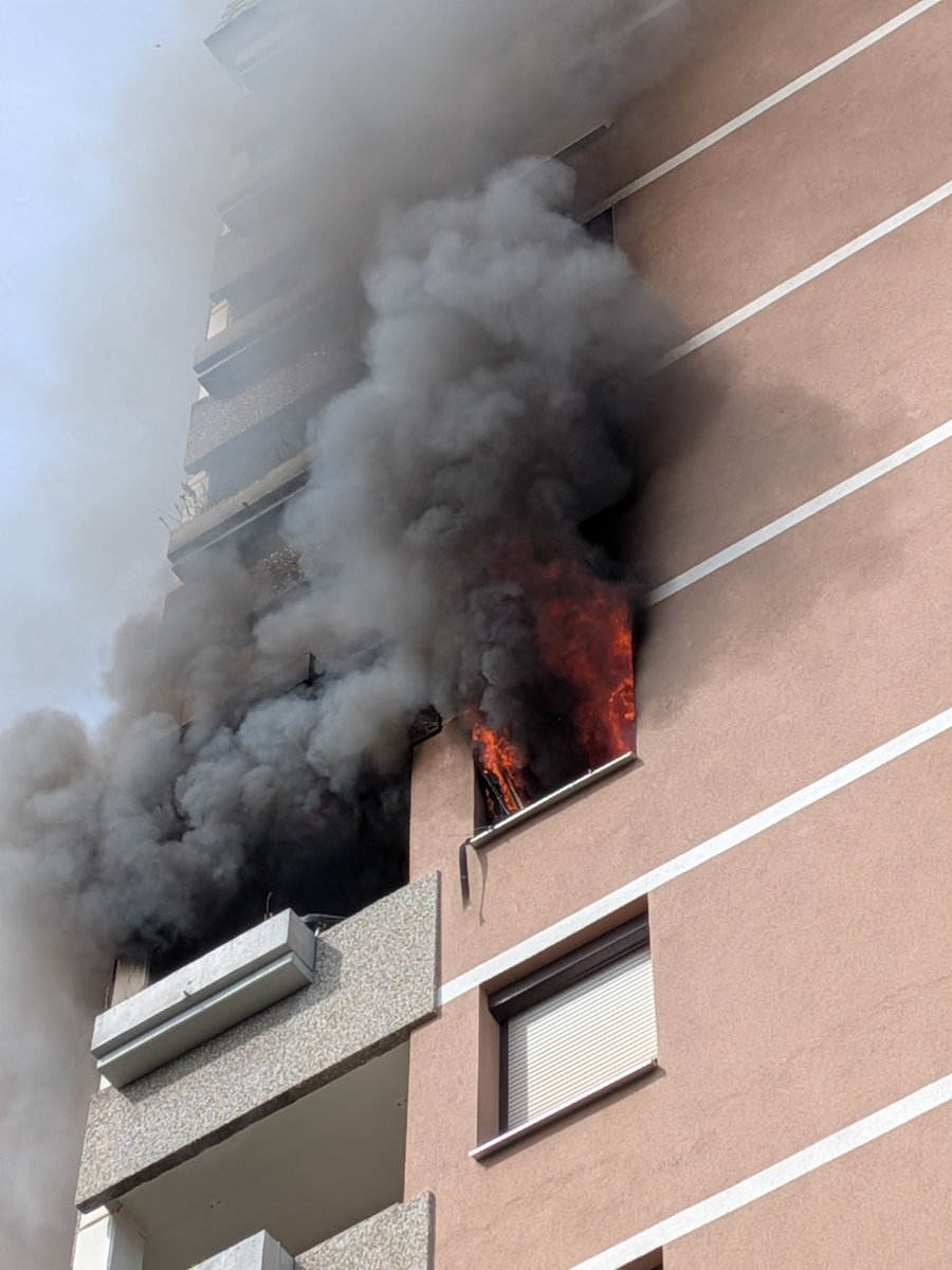 BFGraz's tweet photo. Brandereignis mit Todesfolge. Einsatz in der Fischeraustraße. 27 Mann und 7 Fahrzeuge vor Ort. Für eine in der ausgebrannten Wohnung vorgefundene Person kam jede Hilfe zu spät #Graz #BFG #Berufsfeuerwehr https://t.co/JGVfoxYZJj