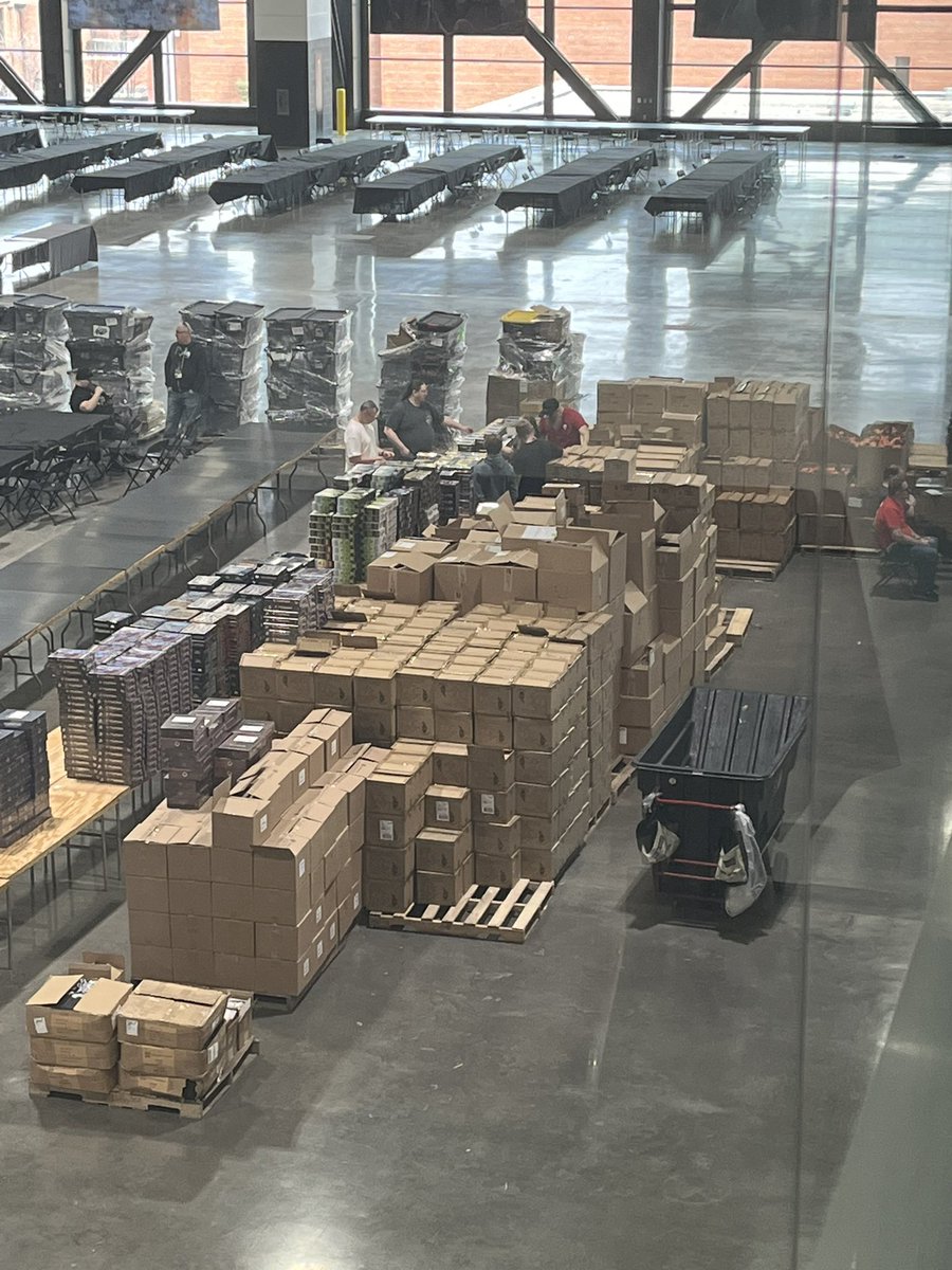 ArtistsEmpire's tweet image. Swag bags getting packed and an exclusive view of GW hall from manager office, special AE access :)

I was in the room with them setting up for the warhammer preview but not gonna show pics! #adepticon

Going to keep a thread going on so check back for more