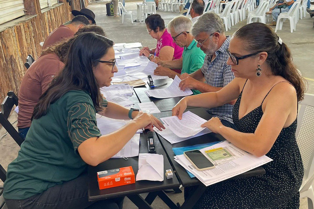 Agricultores do Arranjos Produtivos assinam contratos do crédito de carbono. Iniciativa inédita da Assembleia Legislativa do ES teve lançamento oficial nesta quarta, reunindo cerca de 200 produtores da região sul. Matéria completa: al.es.gov.br/Noticia/2026/0…