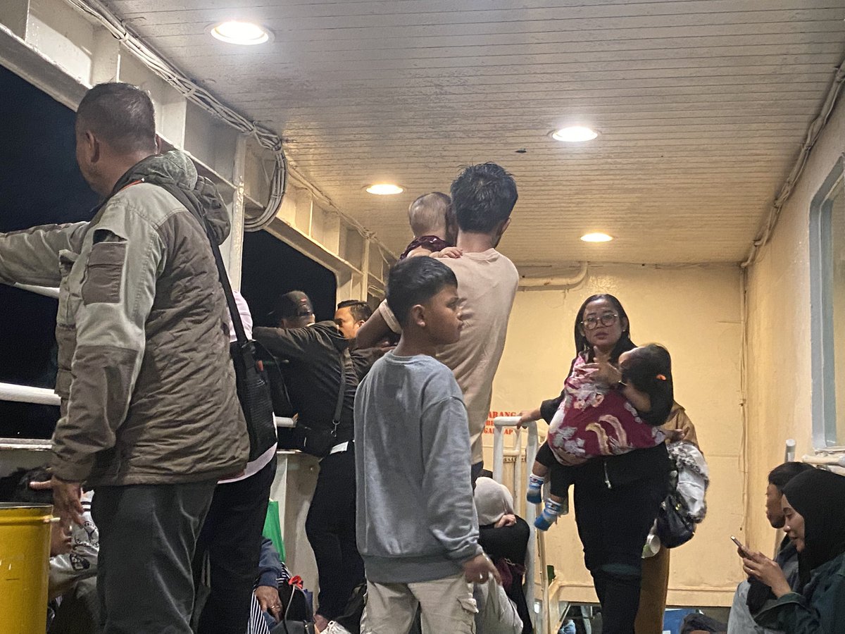 cocoklogy's tweet photo. OVEN BERJALAN! Kapal yang tidak layak! AC mati dari seluruh lantai!
Entah ini tanggung jawab siapa yang jelas @asdp191 tanggung jawab pak, ini banyak anak2, kalo memang yang reguler dibedakan untuk waktu tiba nya lebih lama ya ngga apa-apa tapi fasilitas nya kurang @kemenhub151 https://t.co/K2x2y8xNmN