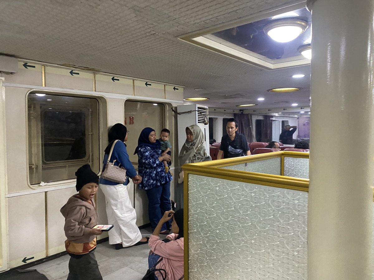 cocoklogy's tweet photo. OVEN BERJALAN! Kapal yang tidak layak! AC mati dari seluruh lantai!
Entah ini tanggung jawab siapa yang jelas @asdp191 tanggung jawab pak, ini banyak anak2, kalo memang yang reguler dibedakan untuk waktu tiba nya lebih lama ya ngga apa-apa tapi fasilitas nya kurang @kemenhub151 https://t.co/K2x2y8xNmN